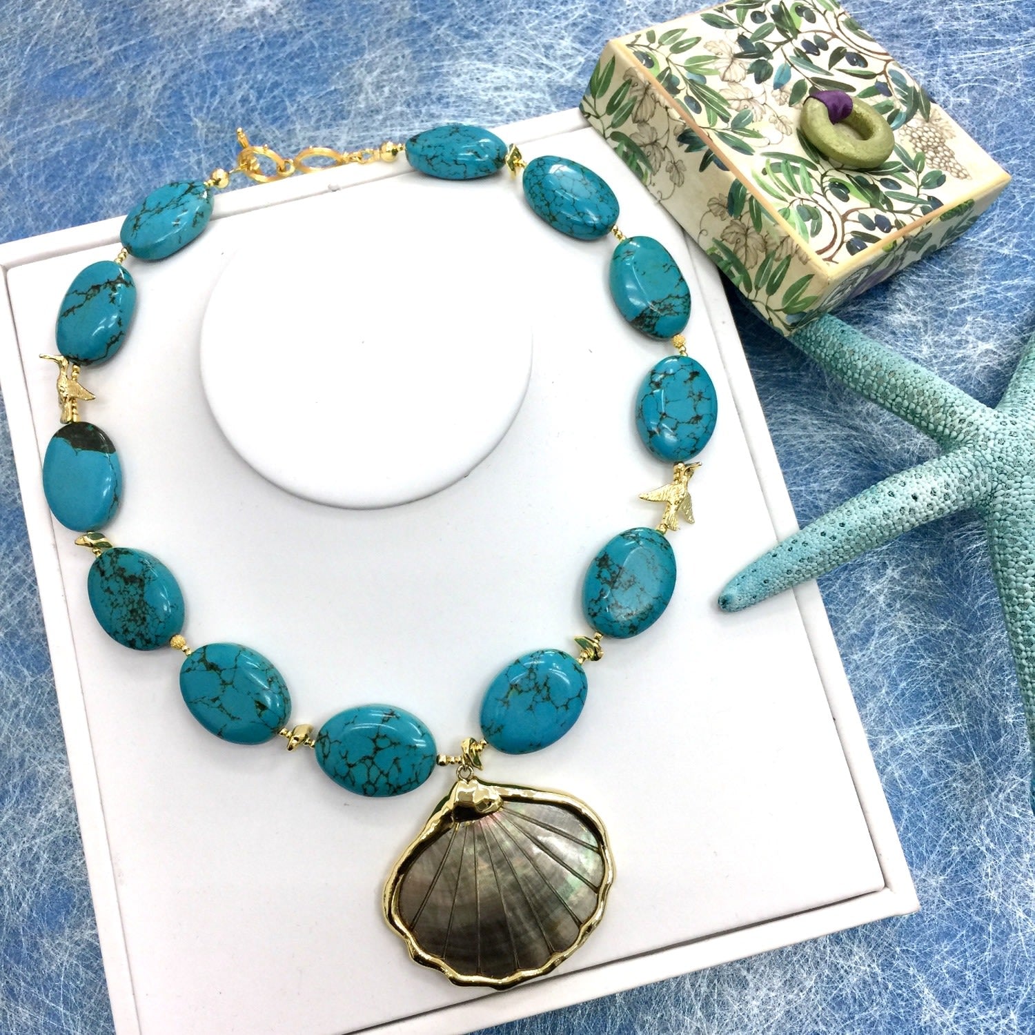 Turquoise With Shell Pendant Short Necklace
