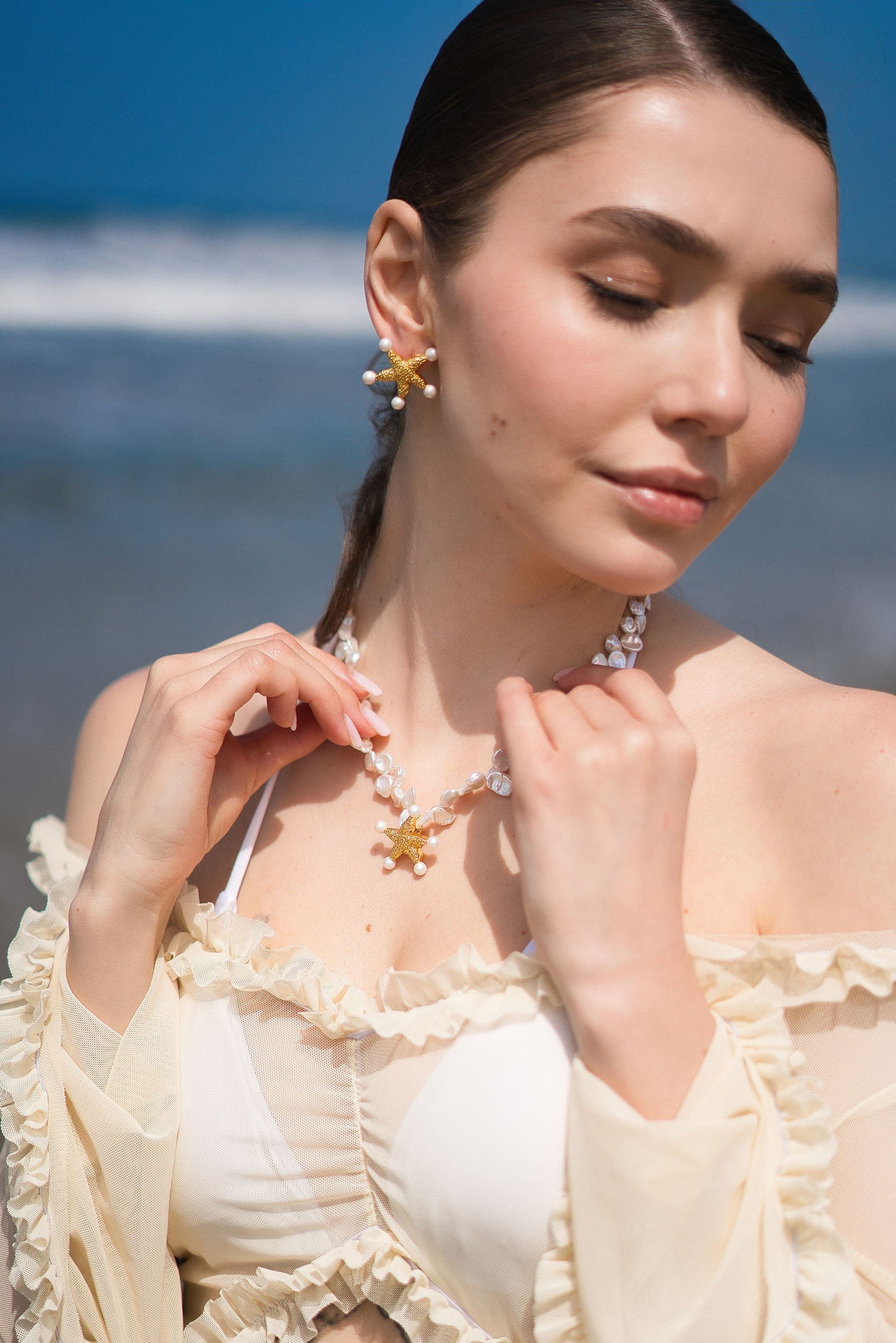 Lila Starfish Charm Petal Pearl Choker Necklace