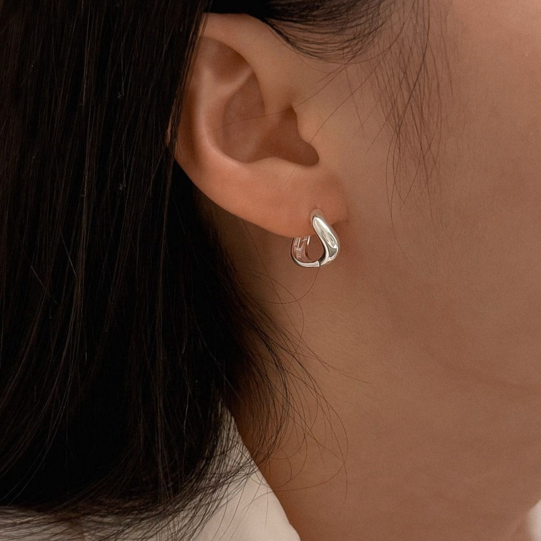 Liquid Curve Huggie Hoop Earrings