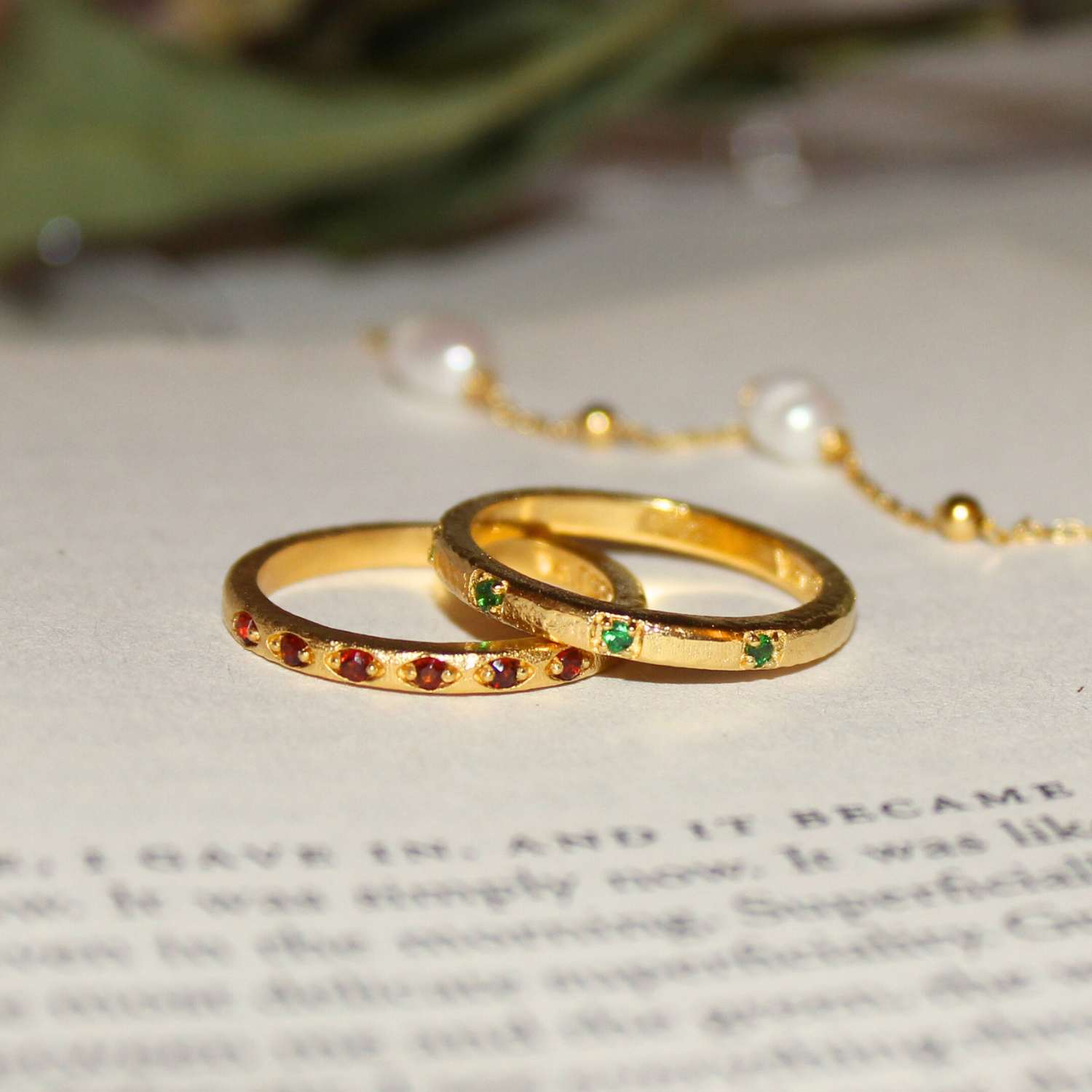 Lovers Ring With Garnet And Tsavourite