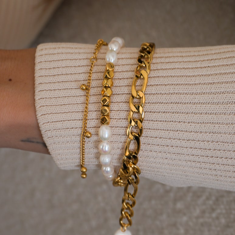 Lucky Pearls Gold Beaded Bracelet