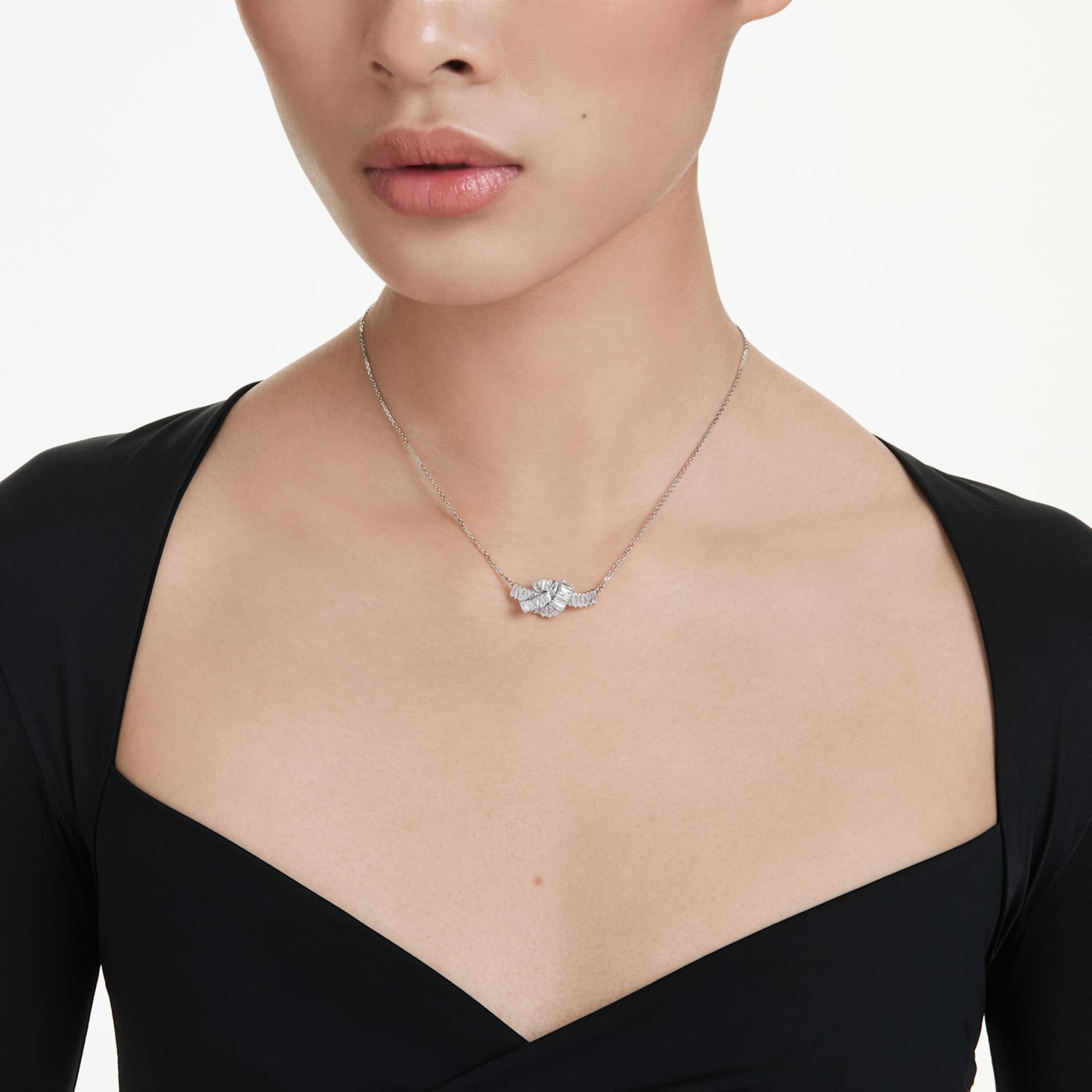 MATRIX PENDANT BAGUETTE CUT KNOT WHITE RHODIUM PLATED