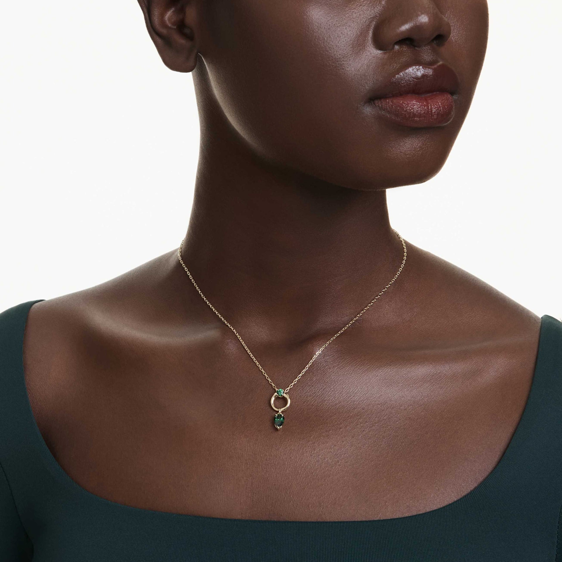MESMERA PENDANT MIXED CUTS GREEN GOLD TONE PLATED