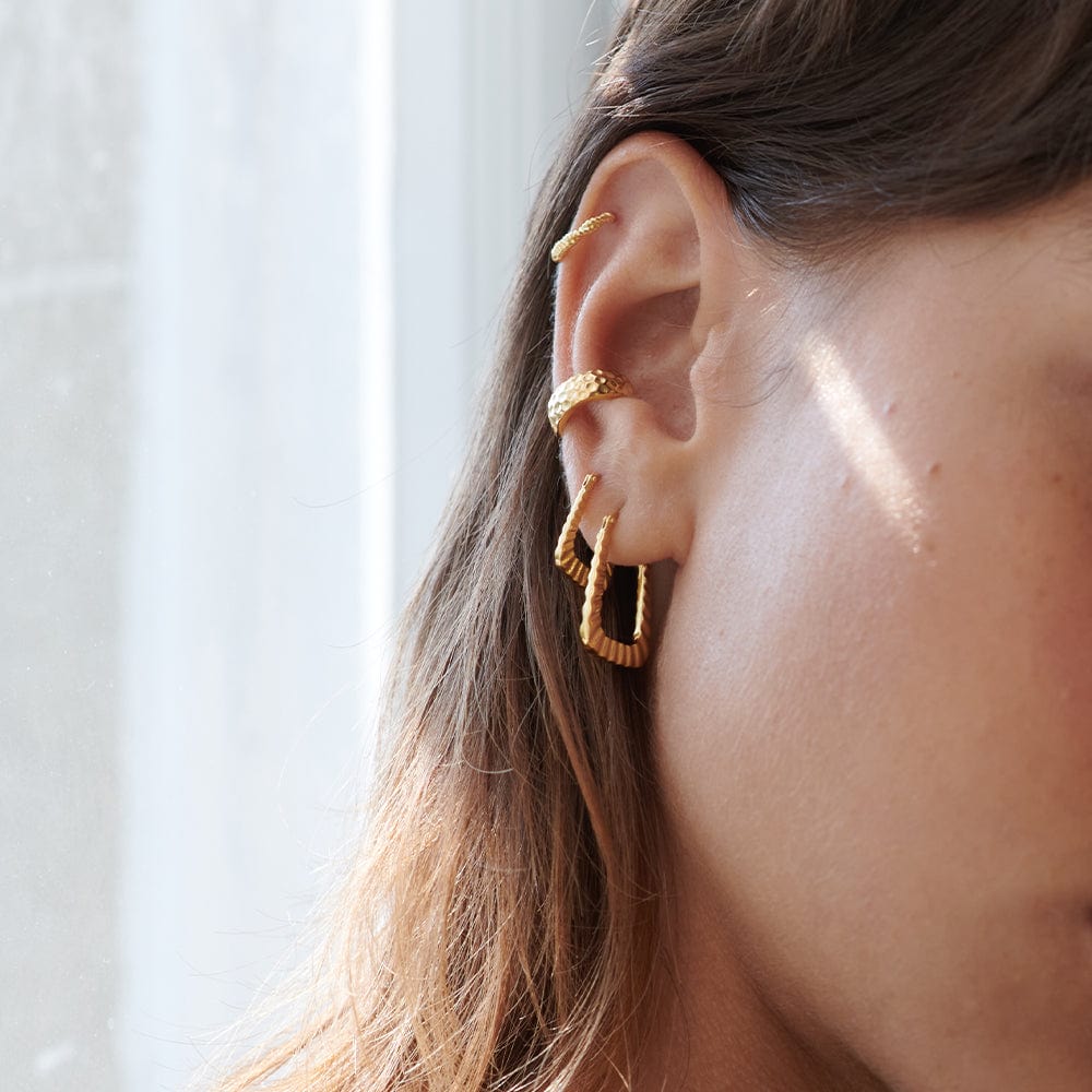 midi-ridged-creole-hoop-earrings-18ct-gold-plated-daisy-london