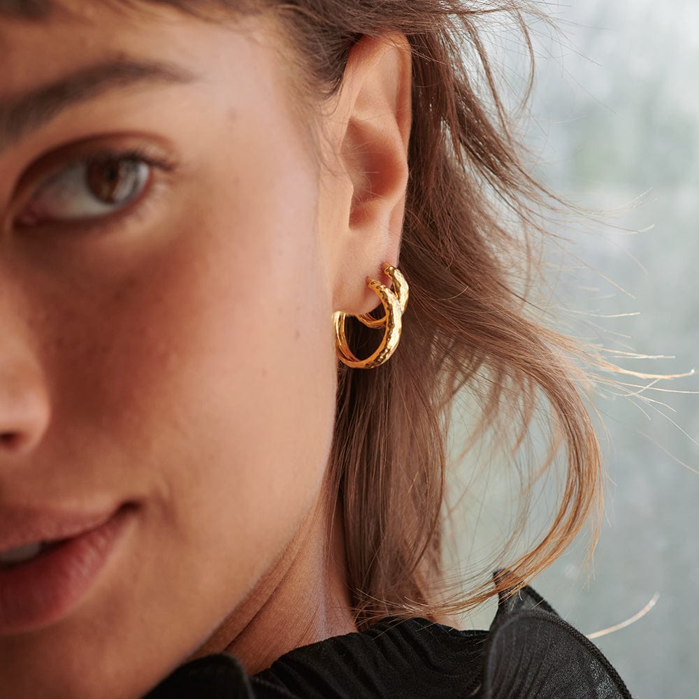 midi-textured-hoop-earrings-18ct-gold-plated-daisy-london