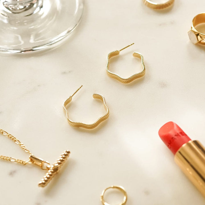 midi-wavy-snake-hoop-earrings-18ct-gold-plated-daisy-london