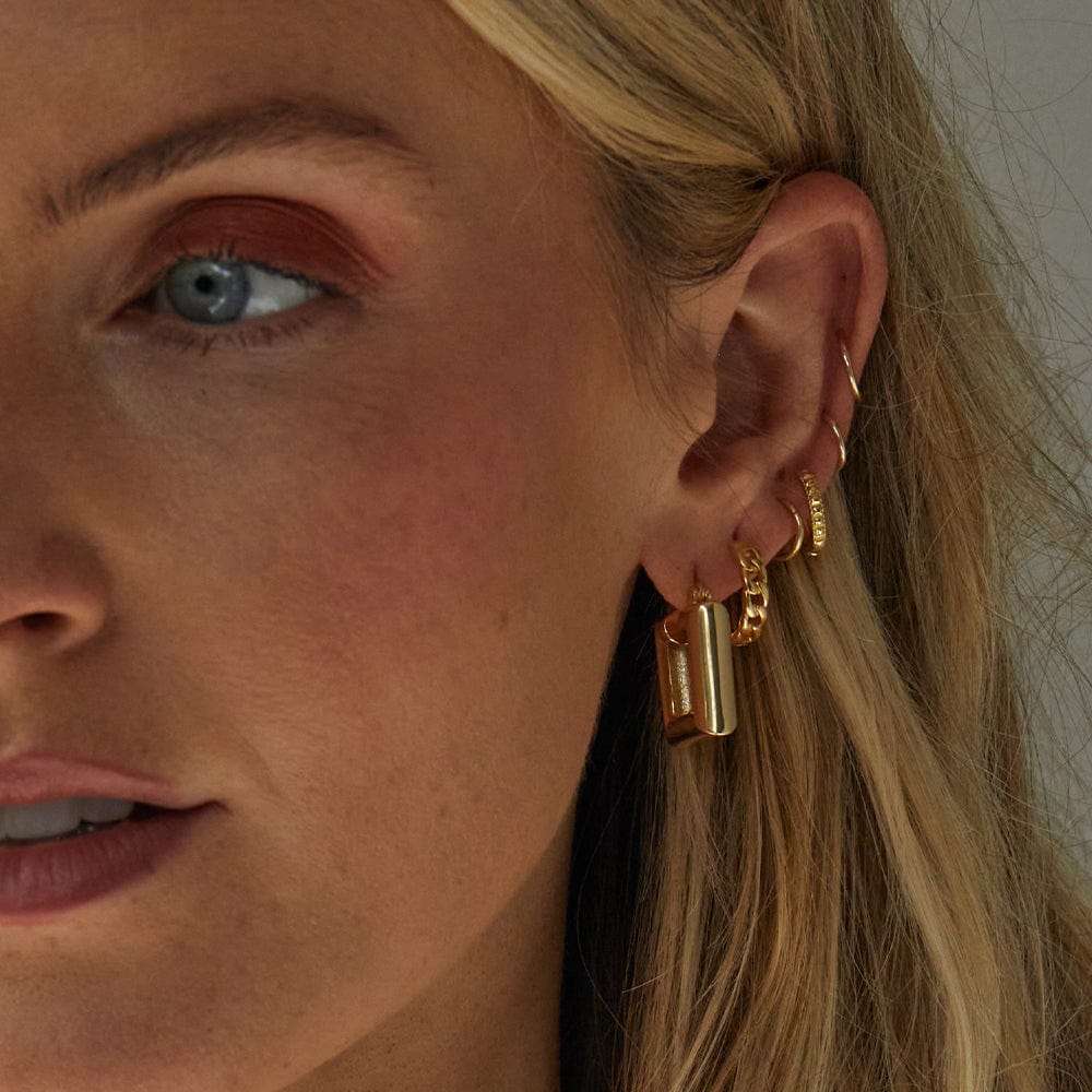 polly-sayer-ridge-huggie-hoop-earrings-18ct-gold-plated-daisy-london