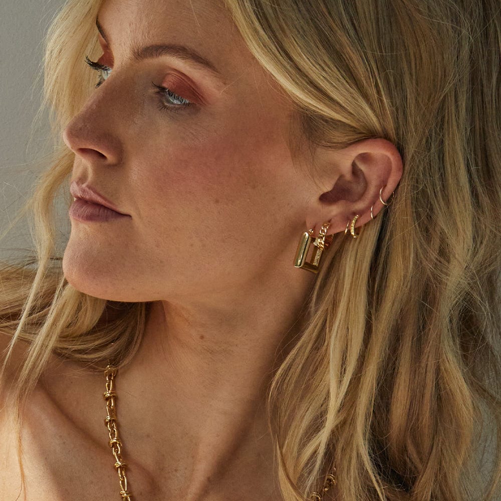 polly-sayer-ridge-huggie-hoop-earrings-18ct-gold-plated-daisy-london