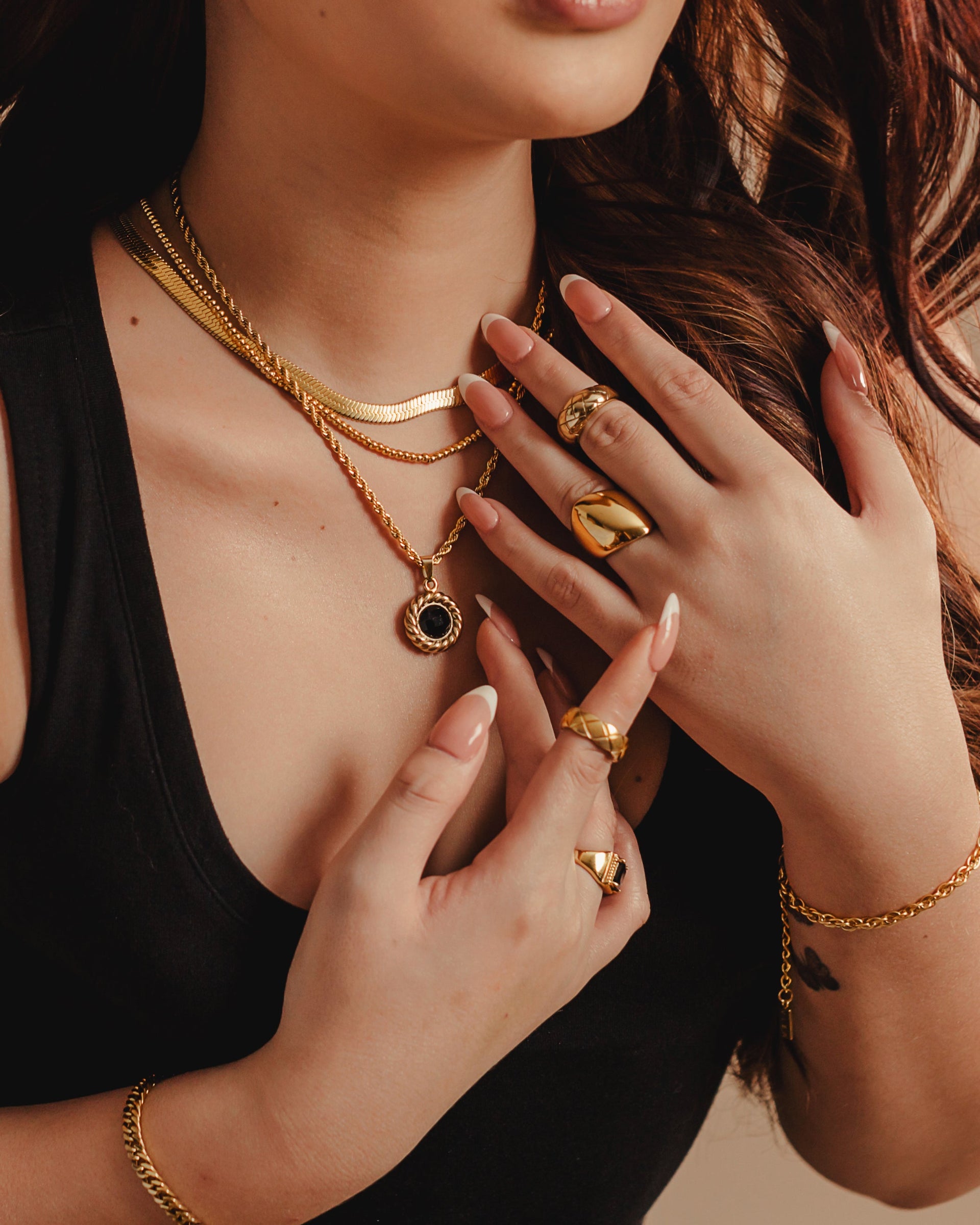 Valeriana Onyx Pendant Rope Chain Necklace