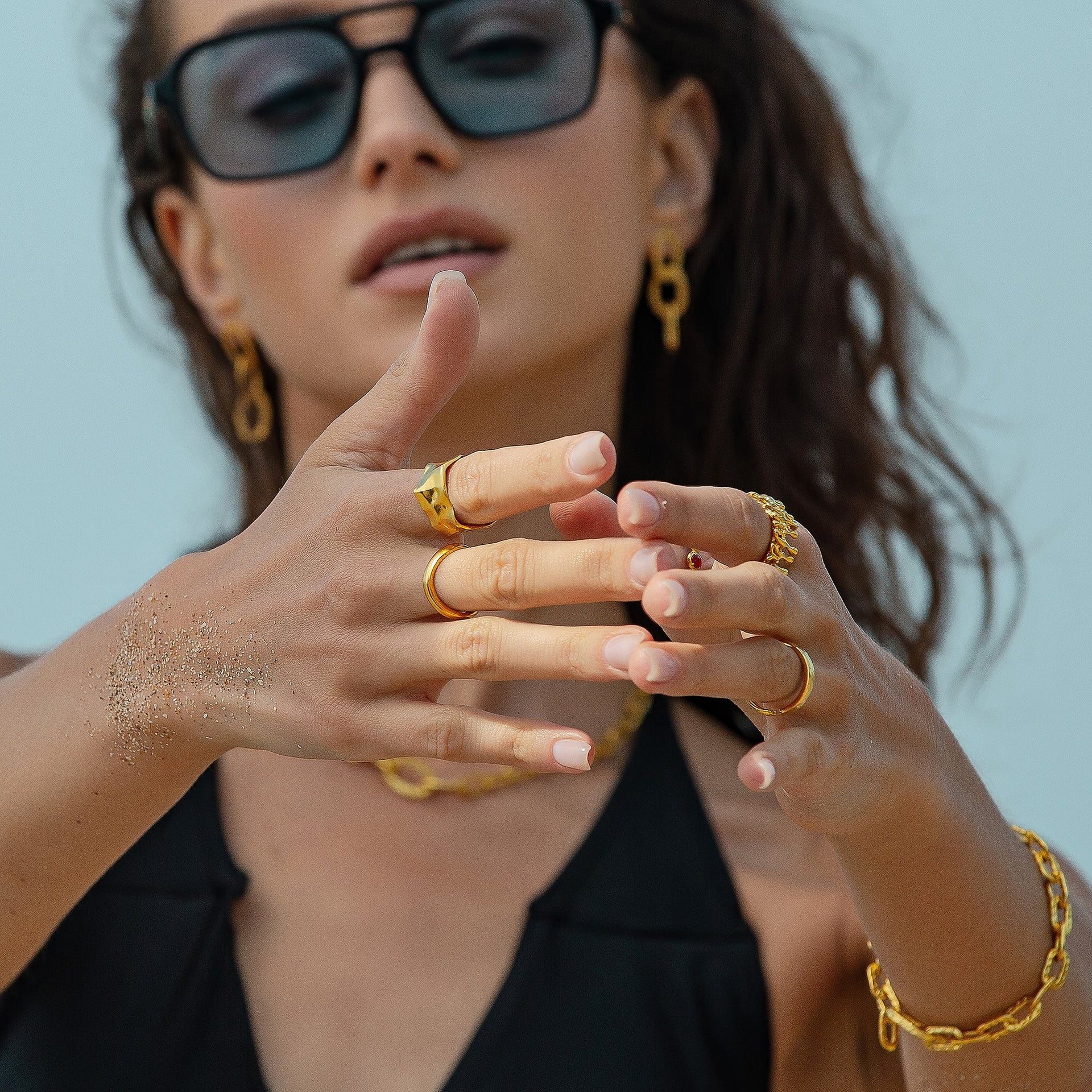 Textured Brilliance Hammered Gold Band Ring