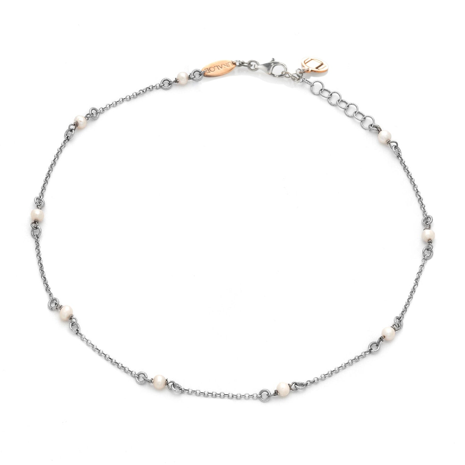 Elegant Soft Choker With Nine Natural Pearls And Silver Details