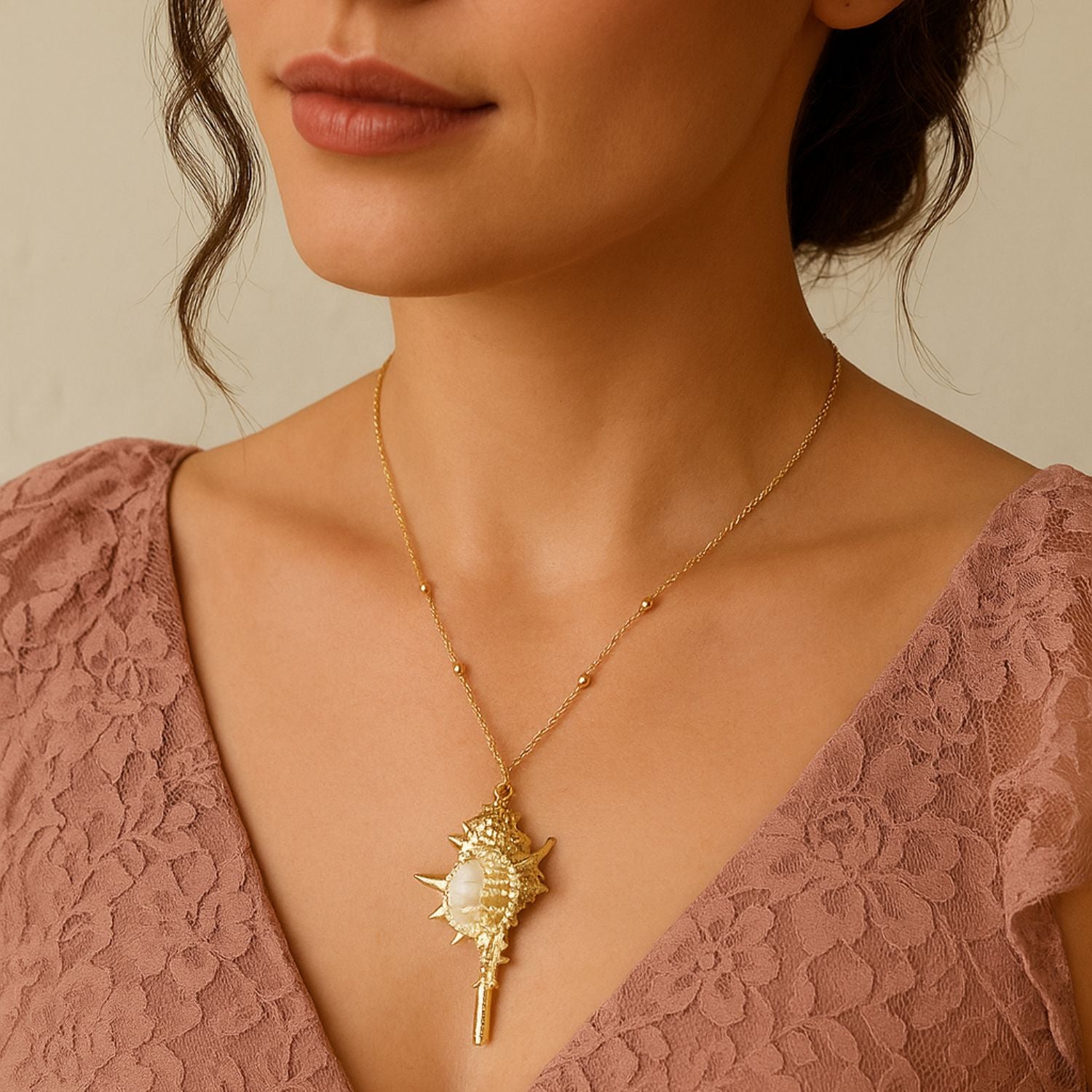Natural Shell Boho Necklace With Gold-Plated Chain