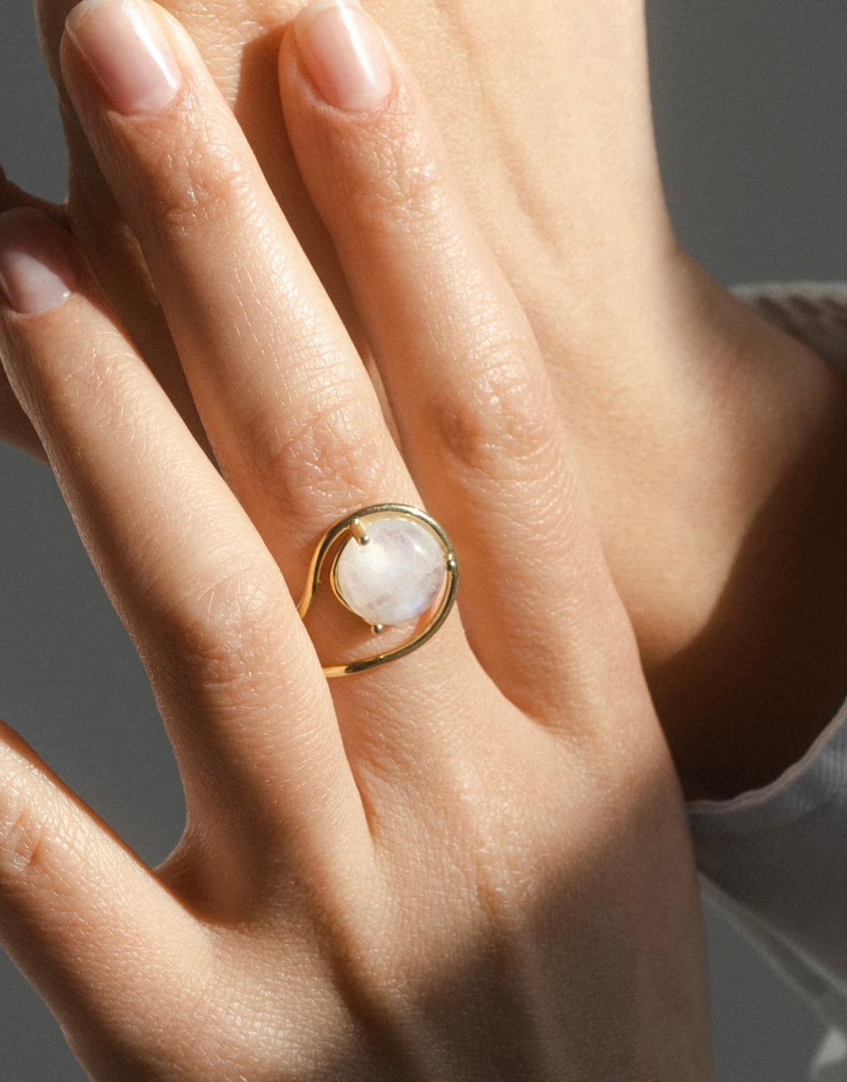 NEON RING MOONSTONE