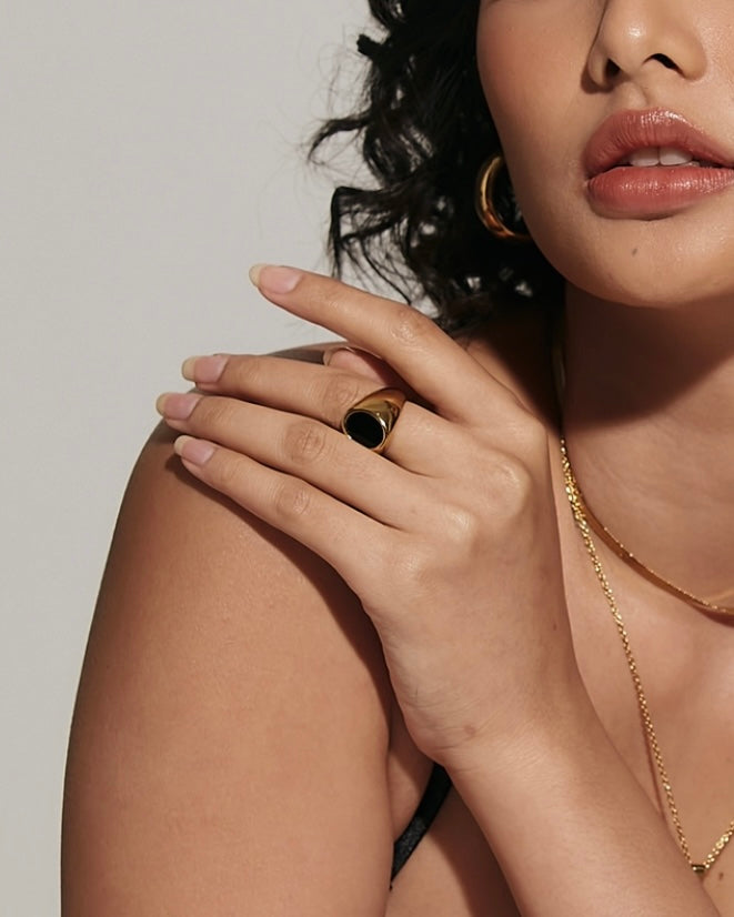 Caro Oval Black Shell Ring