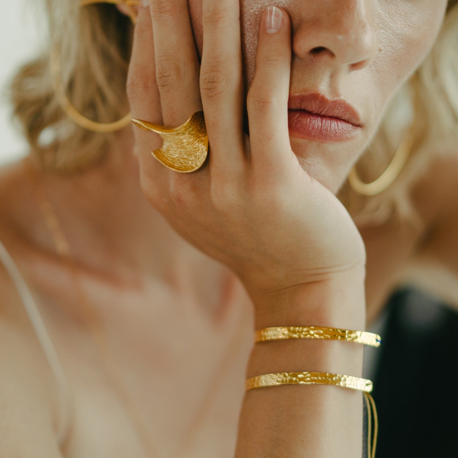 Nocturne Blue Elegance - Hammered Bracelet 24K Gold Plated