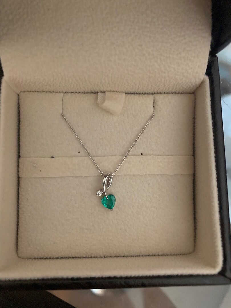 Heart-Shaped Emerald Ribbon Pendant with Diamond