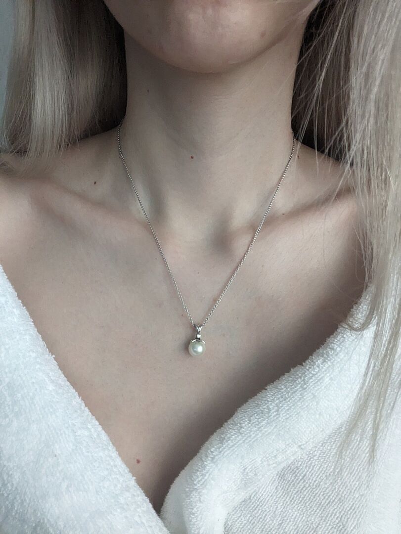 Japanese Akoya Pearl V-Bale Pendant with Diamond