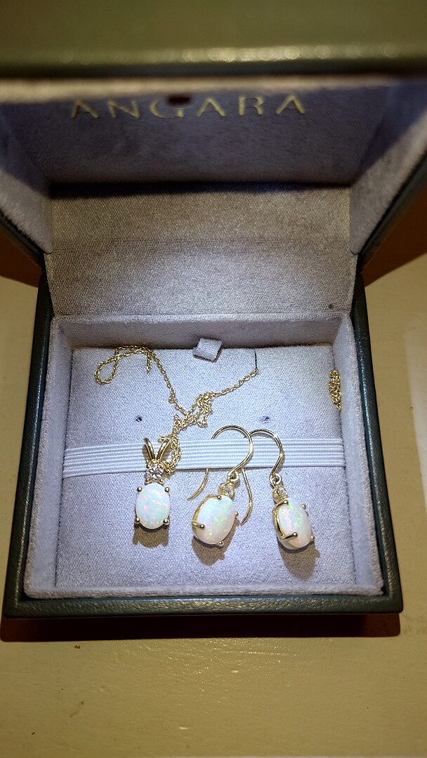 V-Bale Oval Aquamarine Solitaire Pendant with Diamond