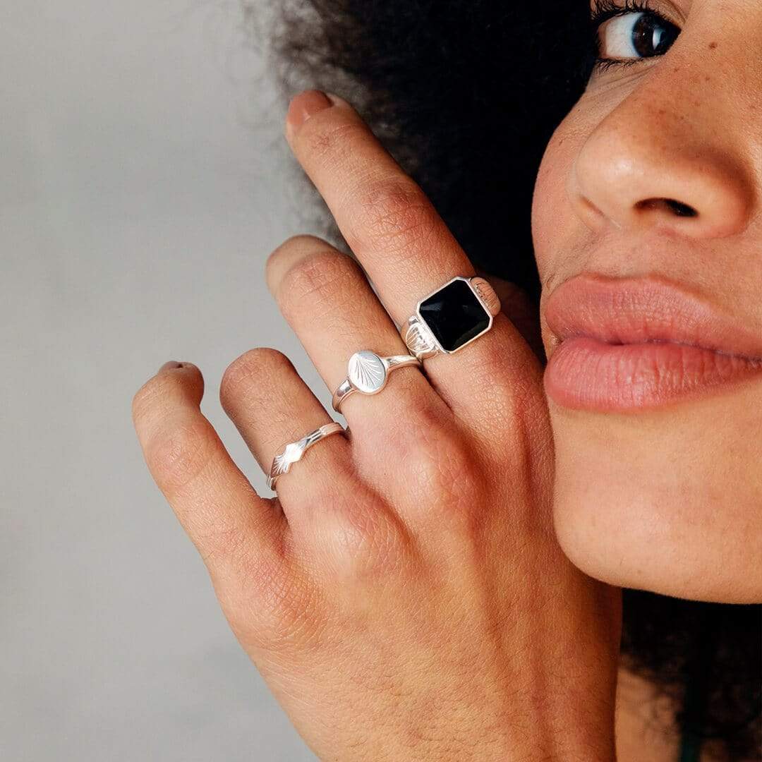 engraved-palm-signet-ring-925-sterling-silver-daisy-london