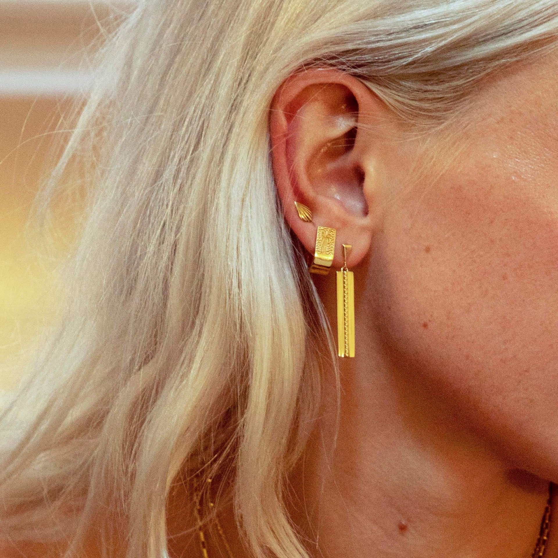 palm-ridge-stud-earrings-18ct-gold-plated-daisy-london