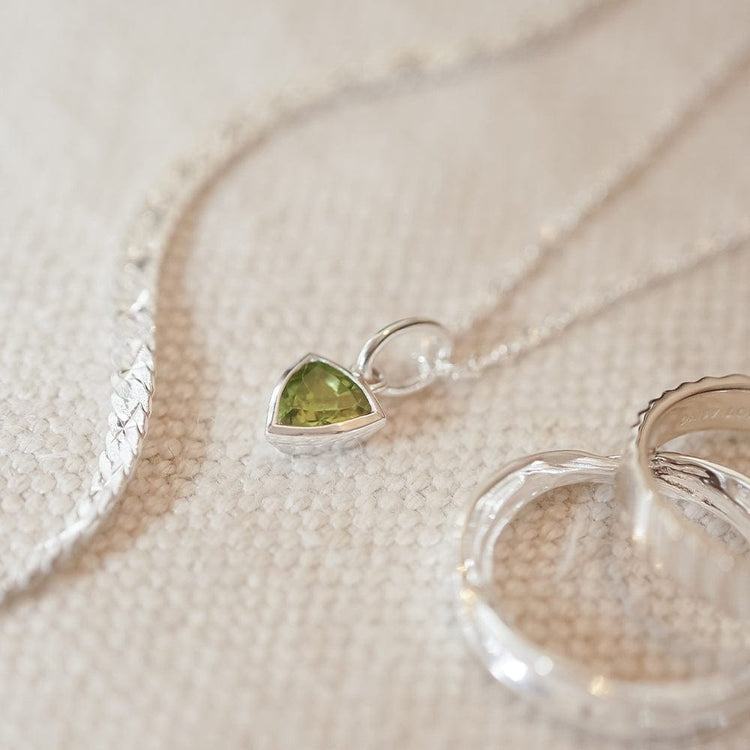 peridot-august-birthstone-charm-necklace-sterling-silver-daisy-london