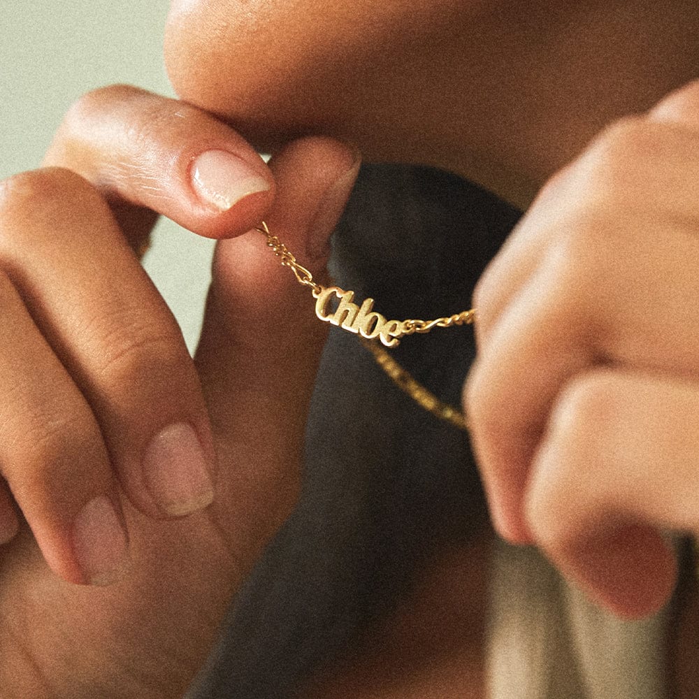 personalised-name-necklace-18ct-gold-plated-taylors-version-daisy-london