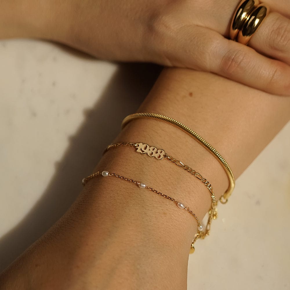 personalised-year-bracelet-18ct-gold-plated-taylors-version-daisy-london