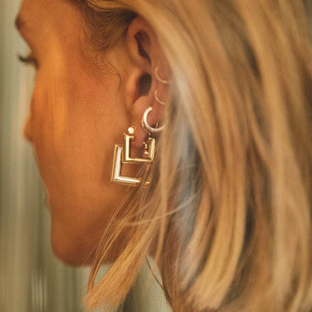 polly-sayer-chubby-hoop-earring-stack-18ct-gold-plated-daisy-london