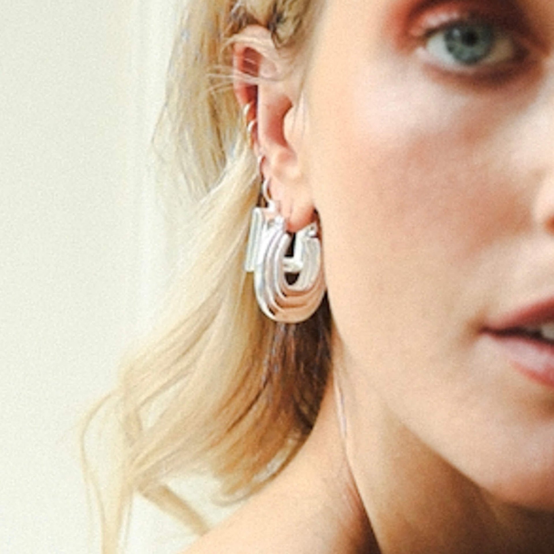 polly-sayer-chunky-ridge-hoop-earrings-silver-plated-daisy-london