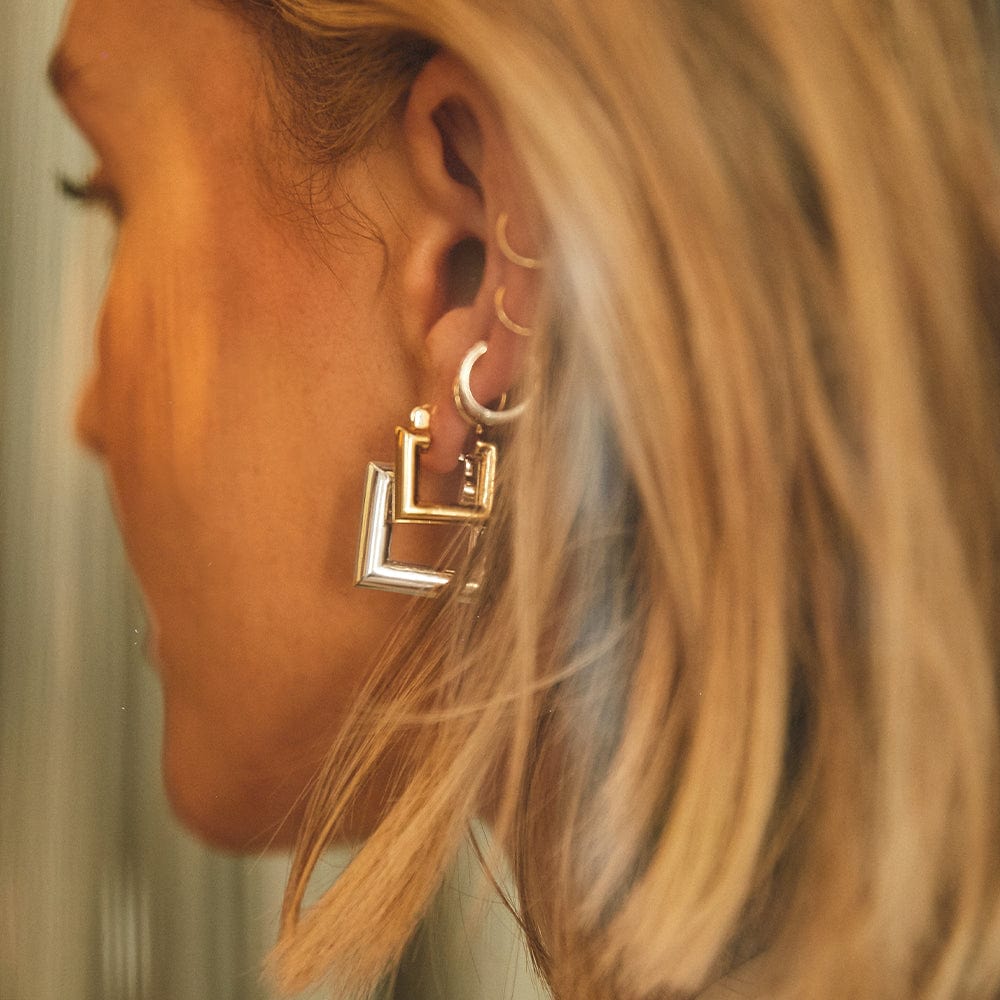 polly-sayer-mini-chubby-square-hoop-earrings-18ct-gold-plated-daisy-london