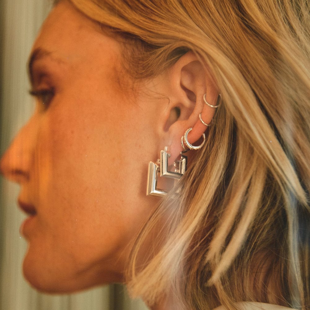 polly-sayer-mini-chubby-square-hoop-earrings-silver-plated-daisy-london