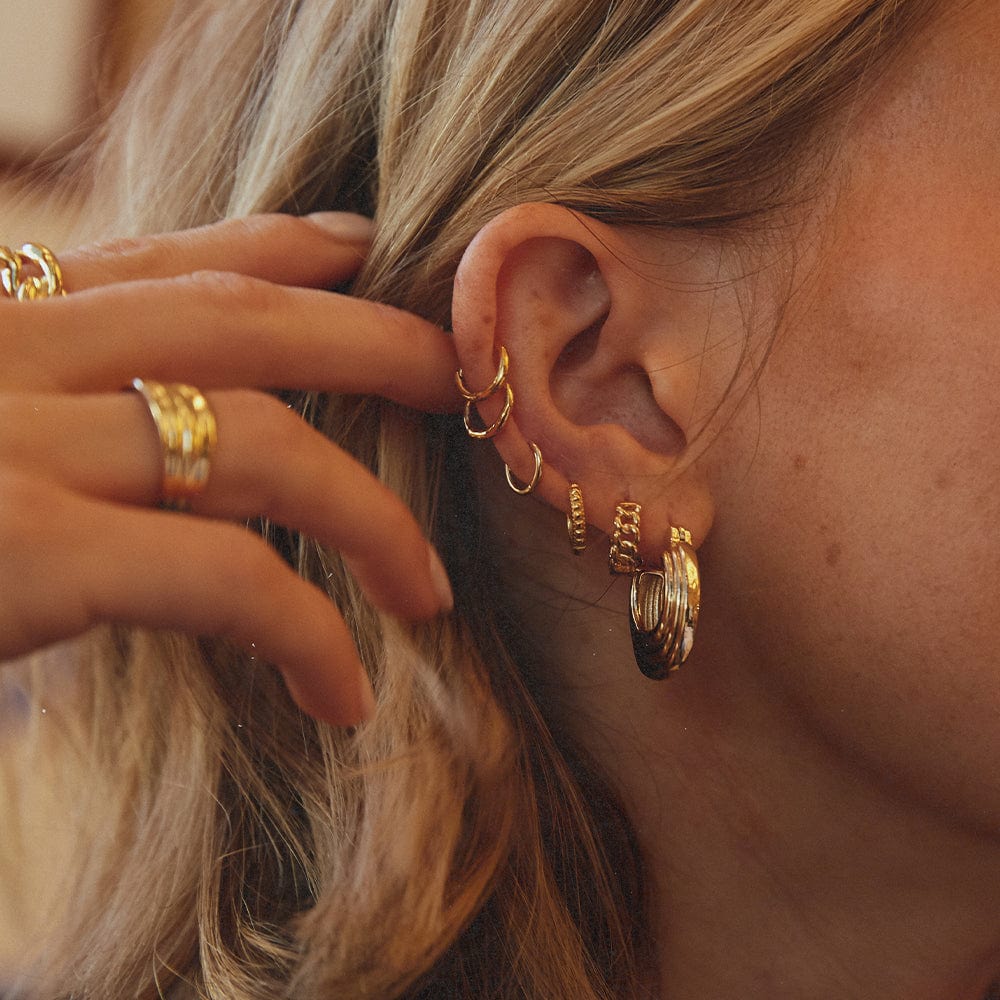 polly-sayer-mini-ridge-hoop-earrings-18ct-gold-plated-daisy-london