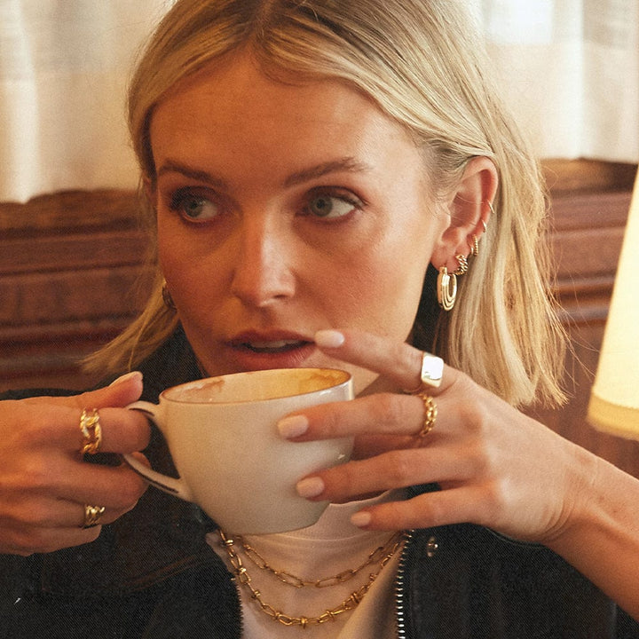 polly-sayer-mini-ridge-hoop-earrings-18ct-gold-plated-daisy-london