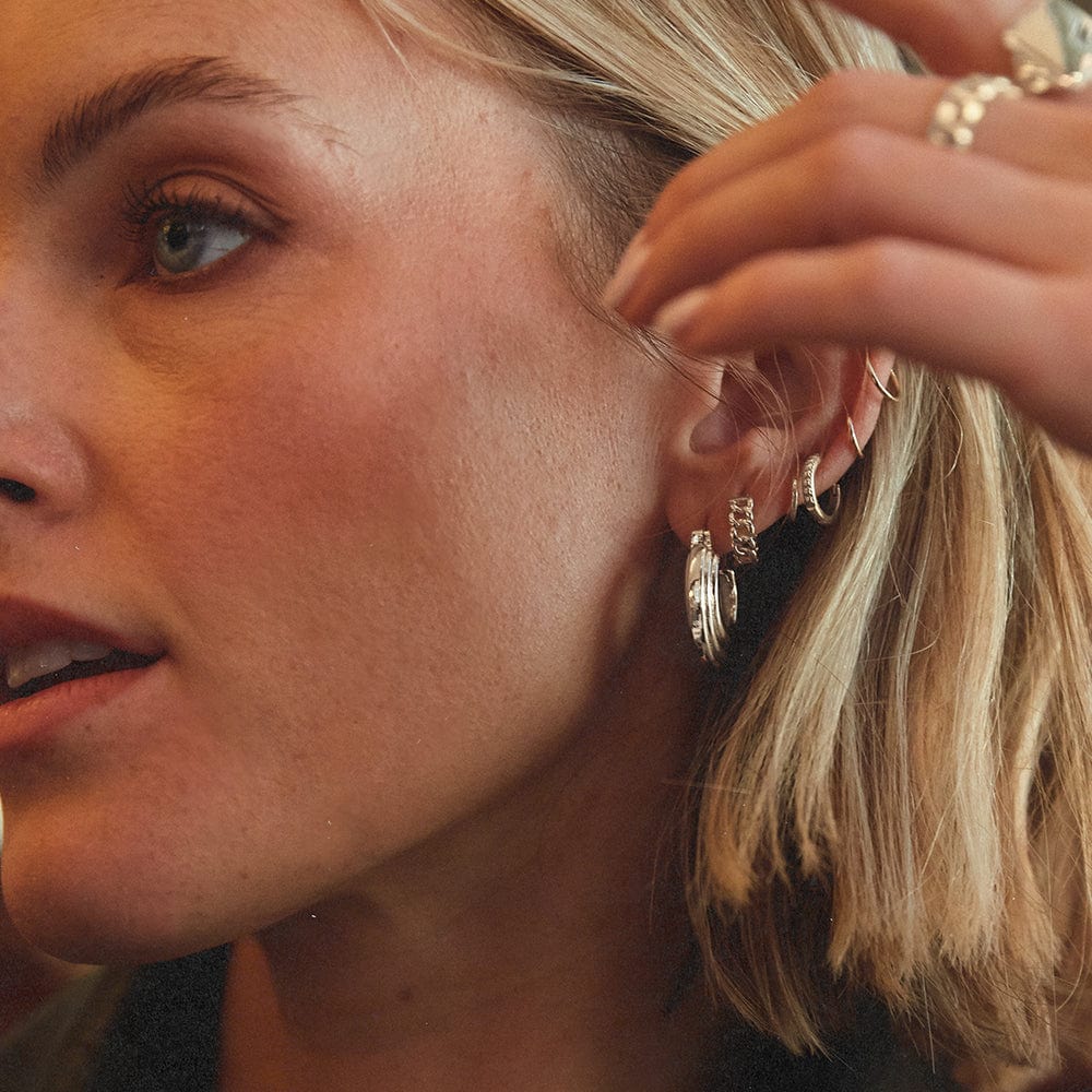 polly-sayer-mini-ridge-hoop-earrings-silver-plated-daisy-london