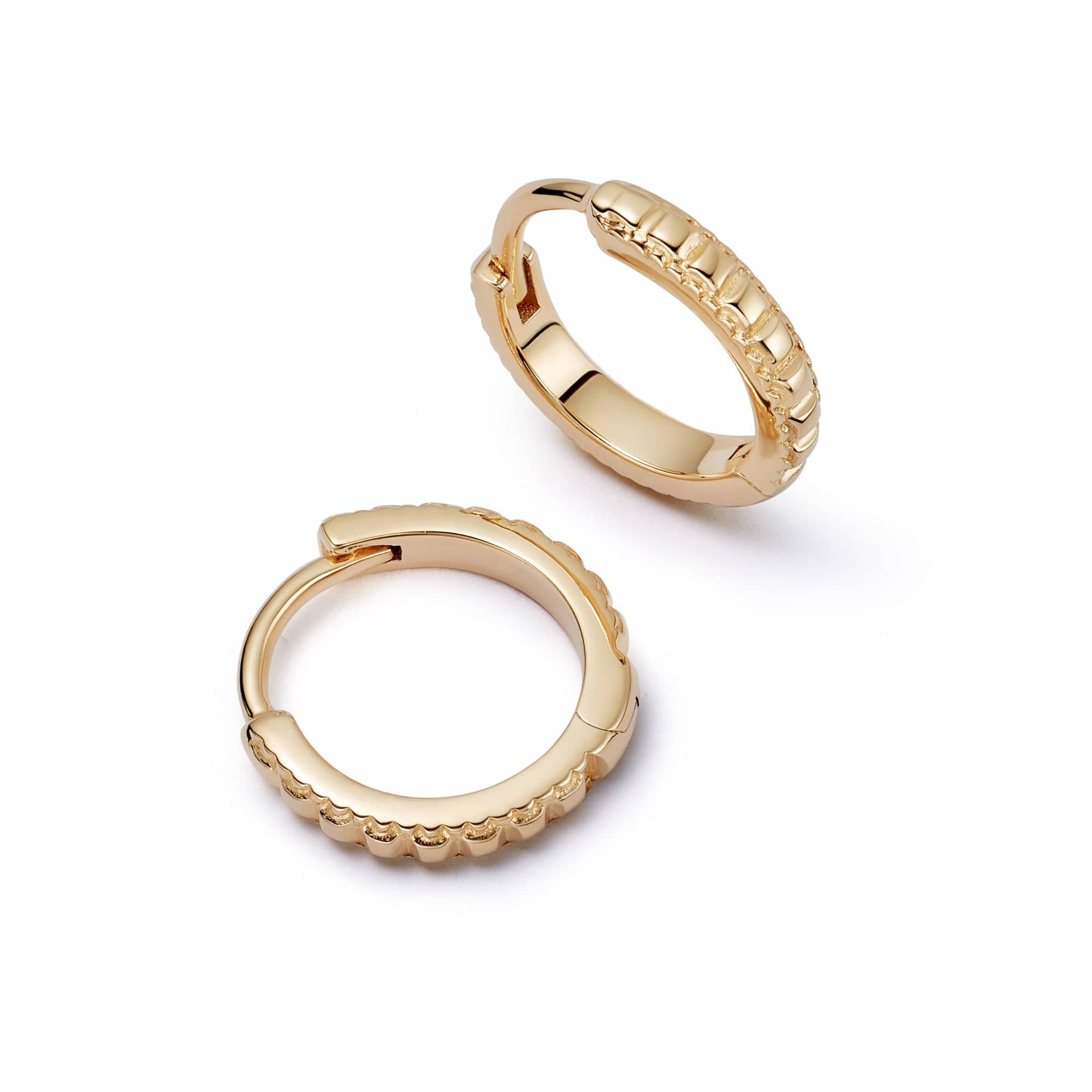 polly-sayer-ridge-huggie-hoop-earrings-18ct-gold-plated-daisy-london