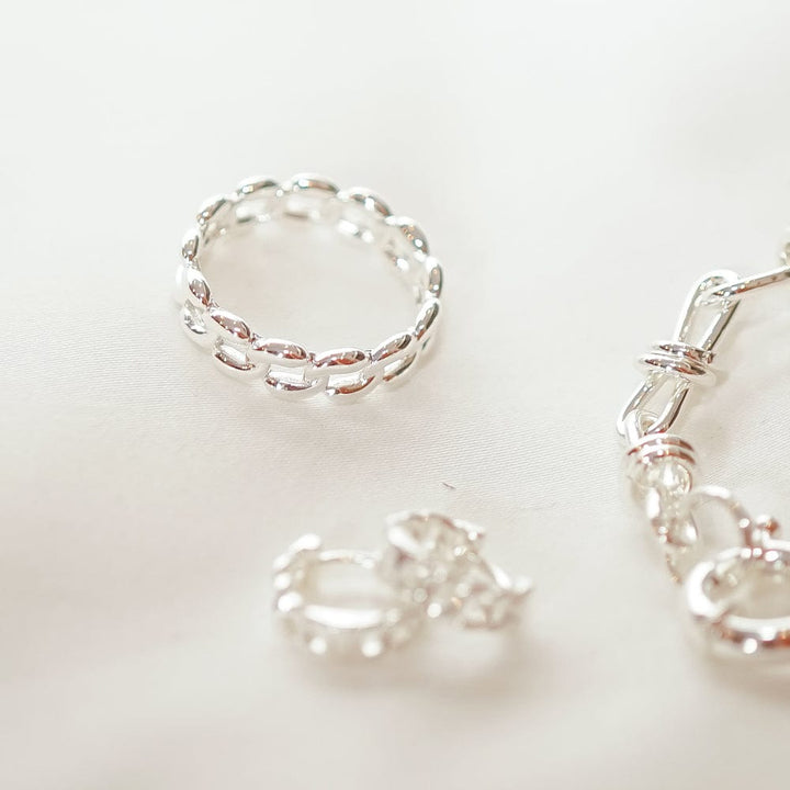 polly-sayer-solid-chain-ring-sterling-silver-daisy-london