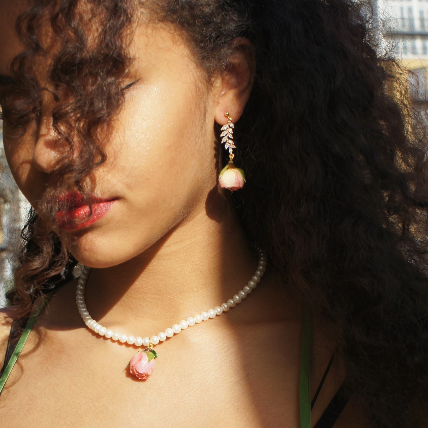 Real Flower Rosa Brillante Rosebud Drop Earrings With Crystal Leaves - Cream