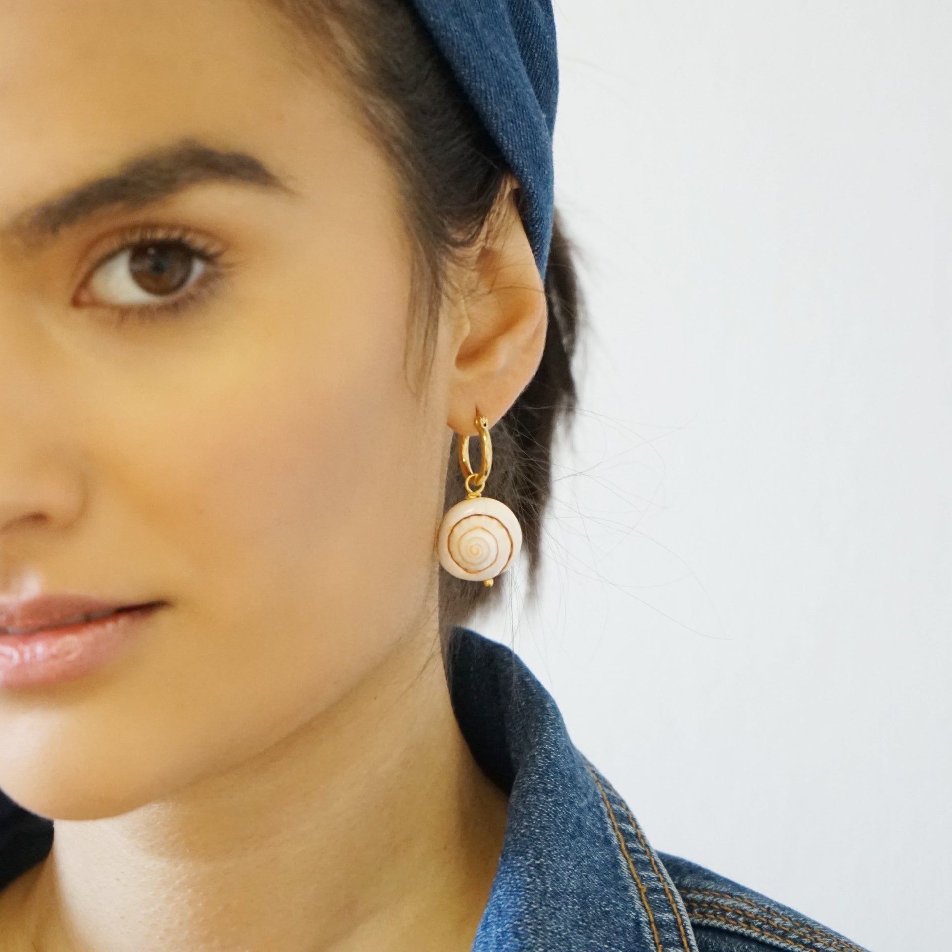 Concha Shell Hoop Earrings