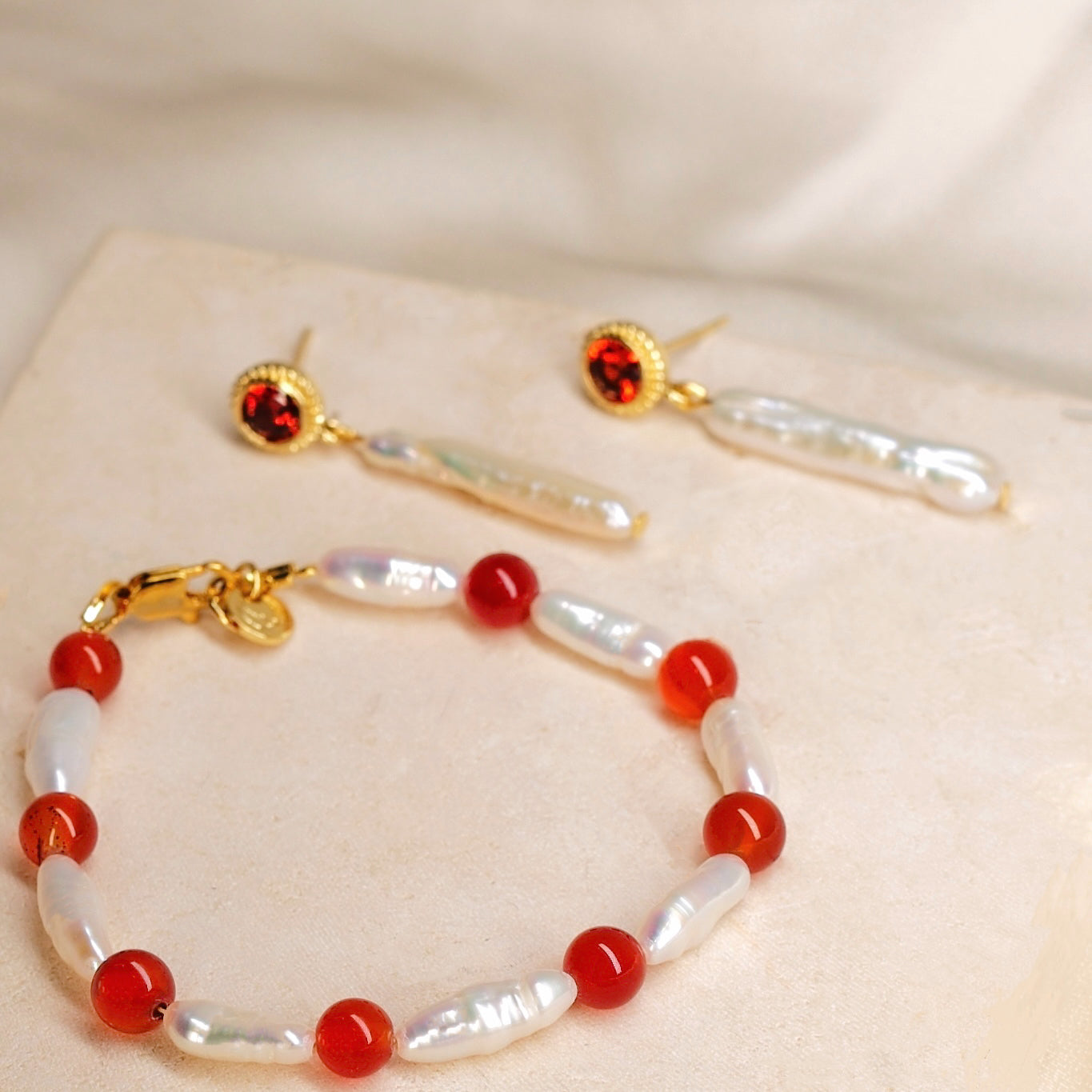 Red Agate & Lute Pearl Bracelet