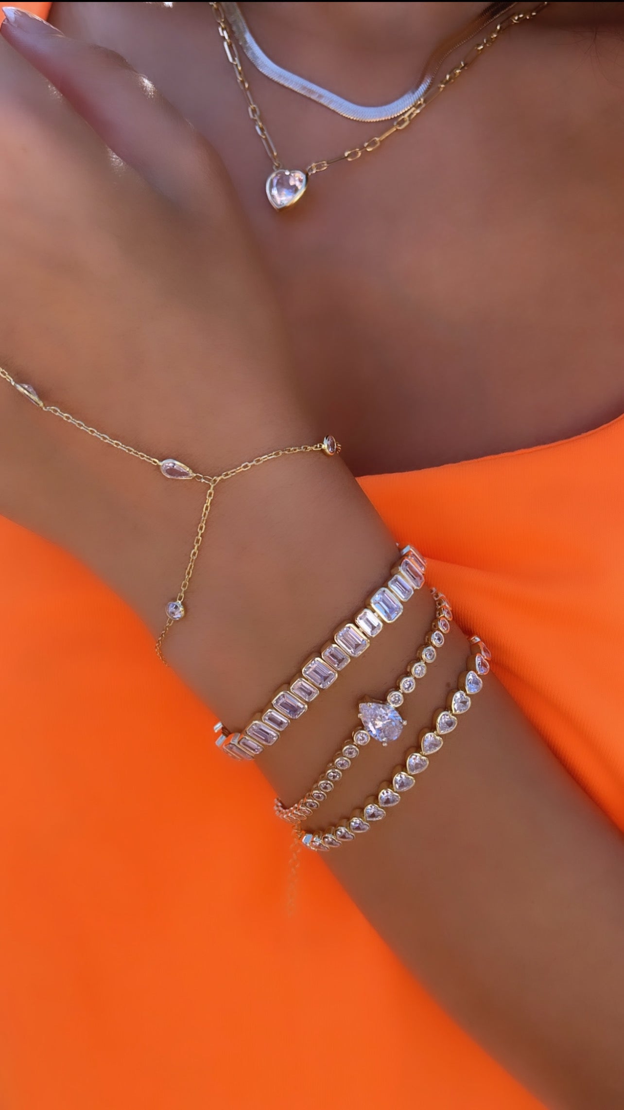 Round Tennis With Center Pear Stone - Gold