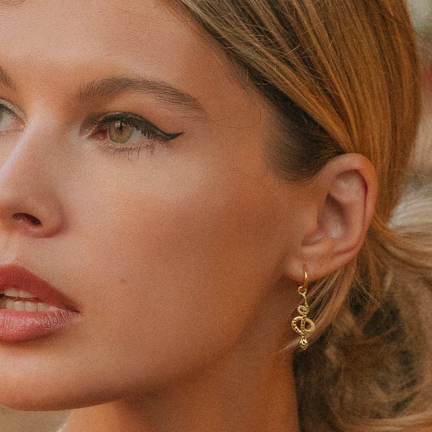 Serpentina Huggie Hoops - Gold