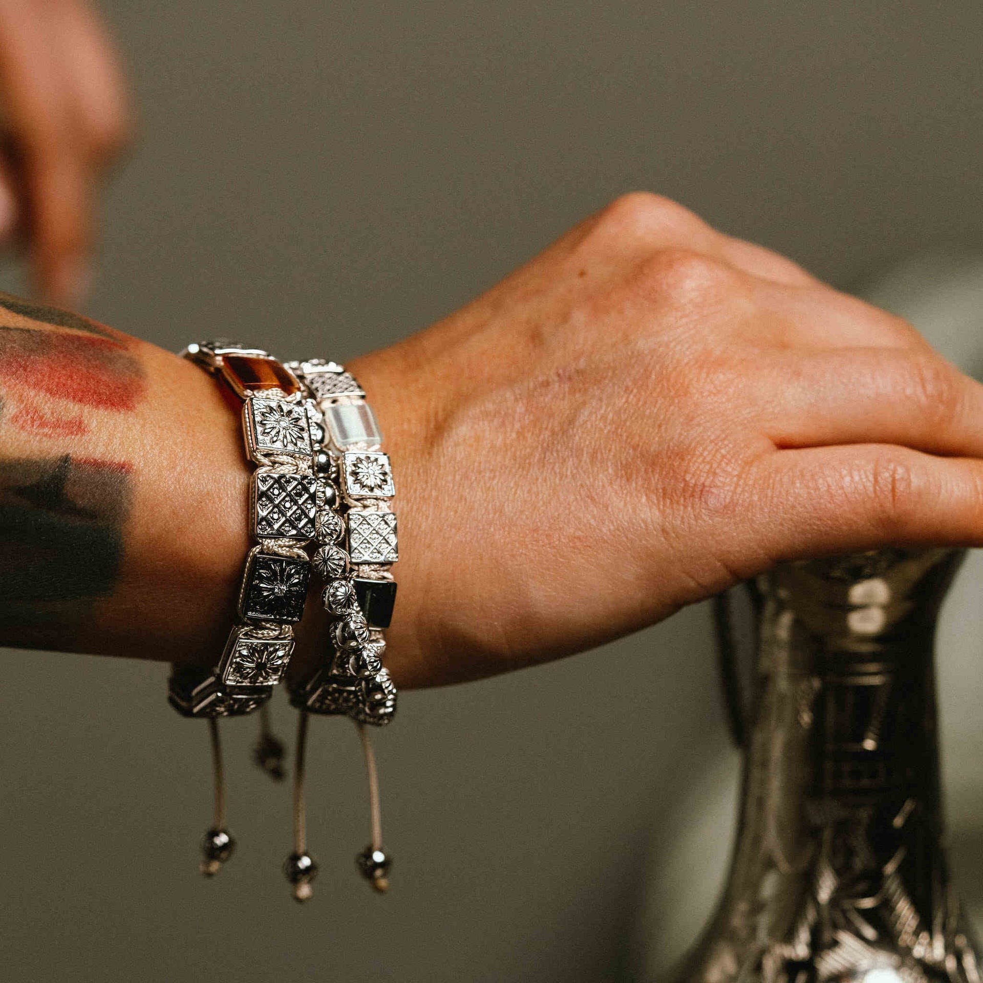 Flat-Bead Bracelet With Aquamarine & Beige String In Silver