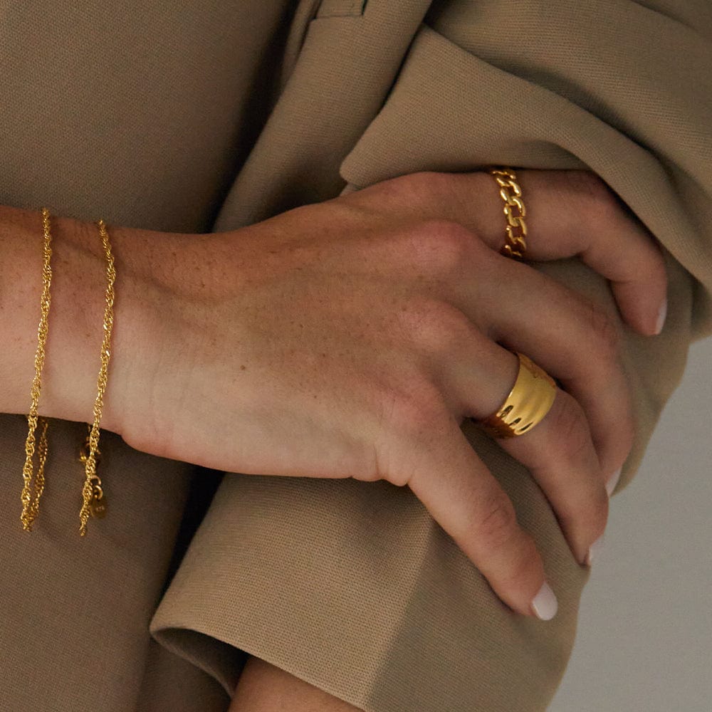 polly-sayer-solid-chain-ring-18ct-gold-plated-daisy-london