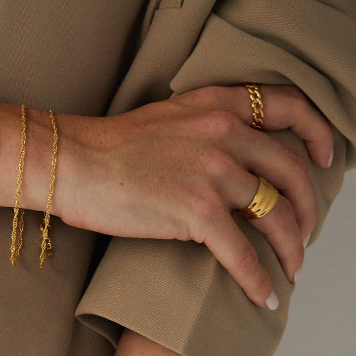 polly-sayer-solid-chain-ring-18ct-gold-plated-daisy-london