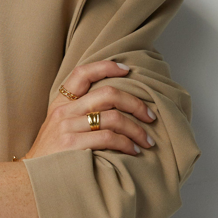 polly-sayer-solid-chain-ring-18ct-gold-plated-daisy-london