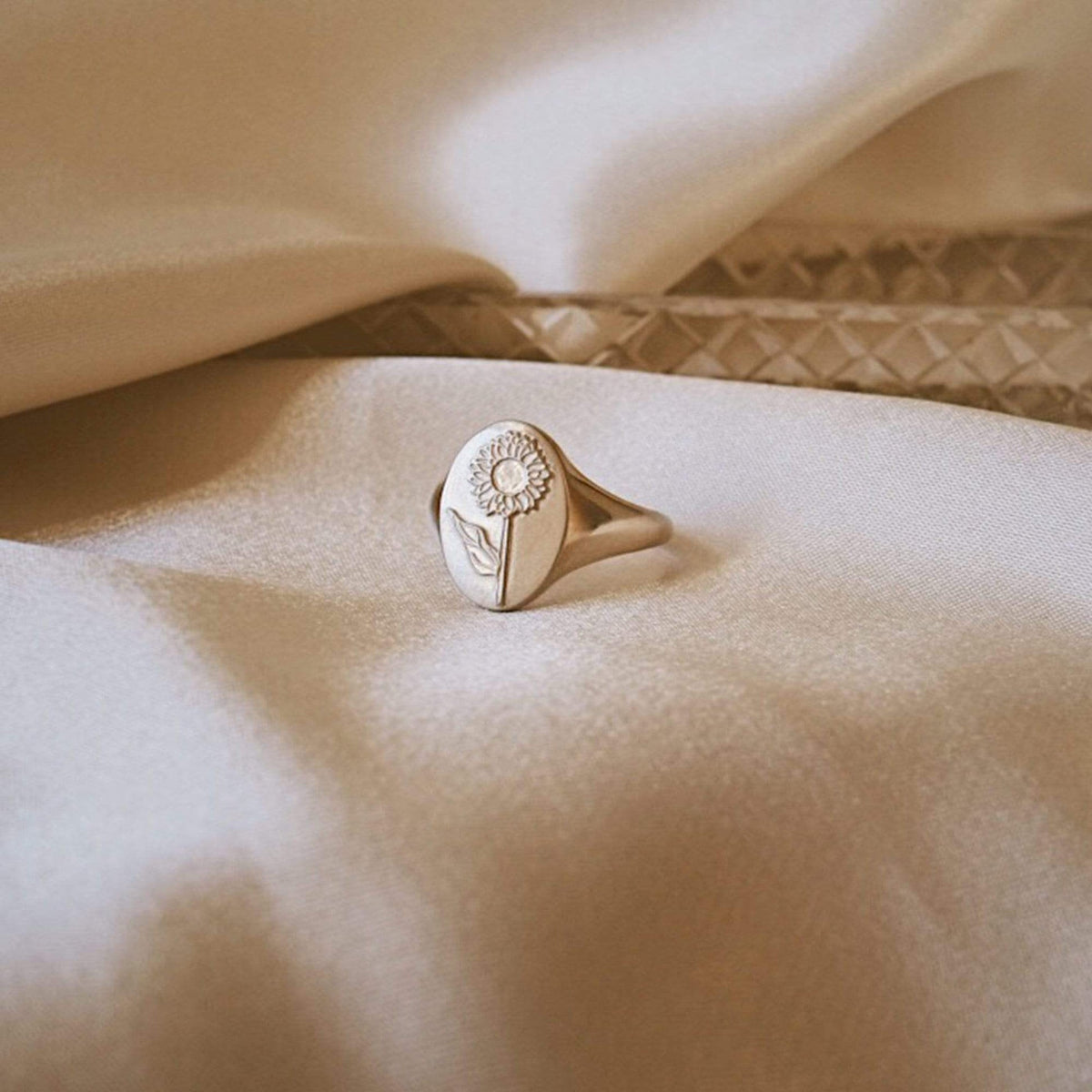 sunflower-signet-ring-925-sterling-silver-daisy-london