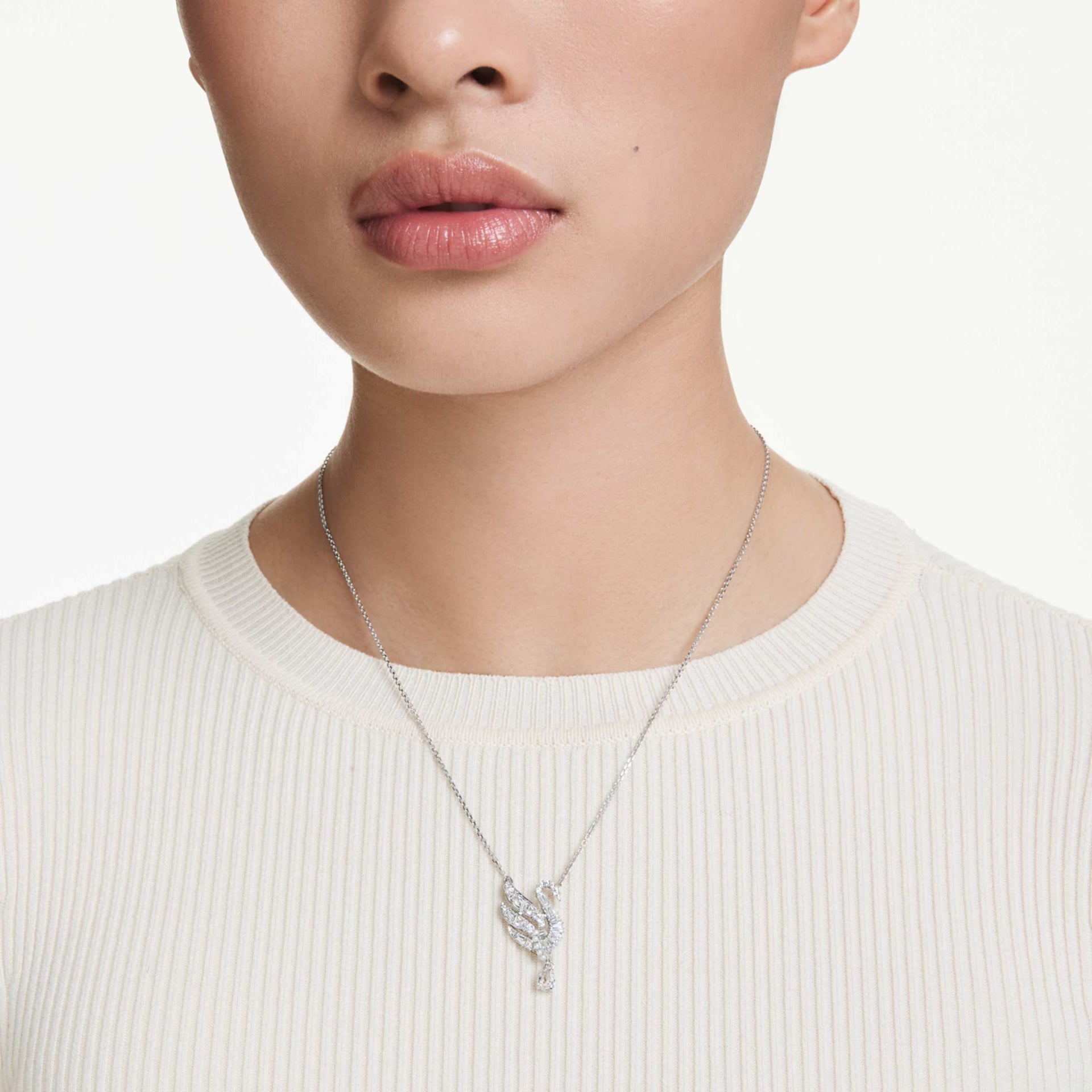 SWAN PENDANT SWAN WHITE RHODIUM PLATED