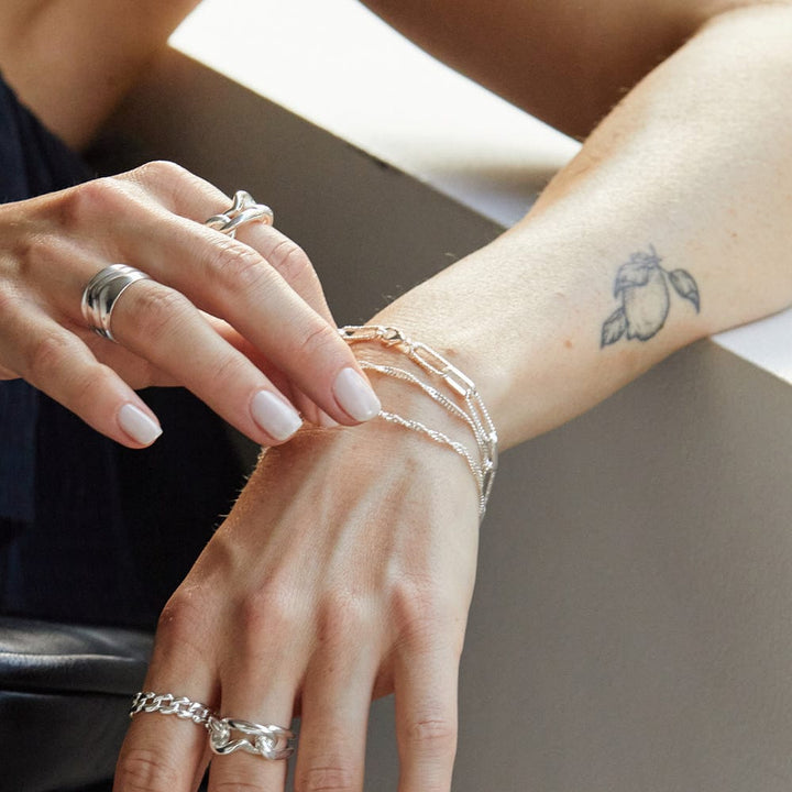 polly-sayer-paperclip-chain-bracelet-silver-plated-daisy-london