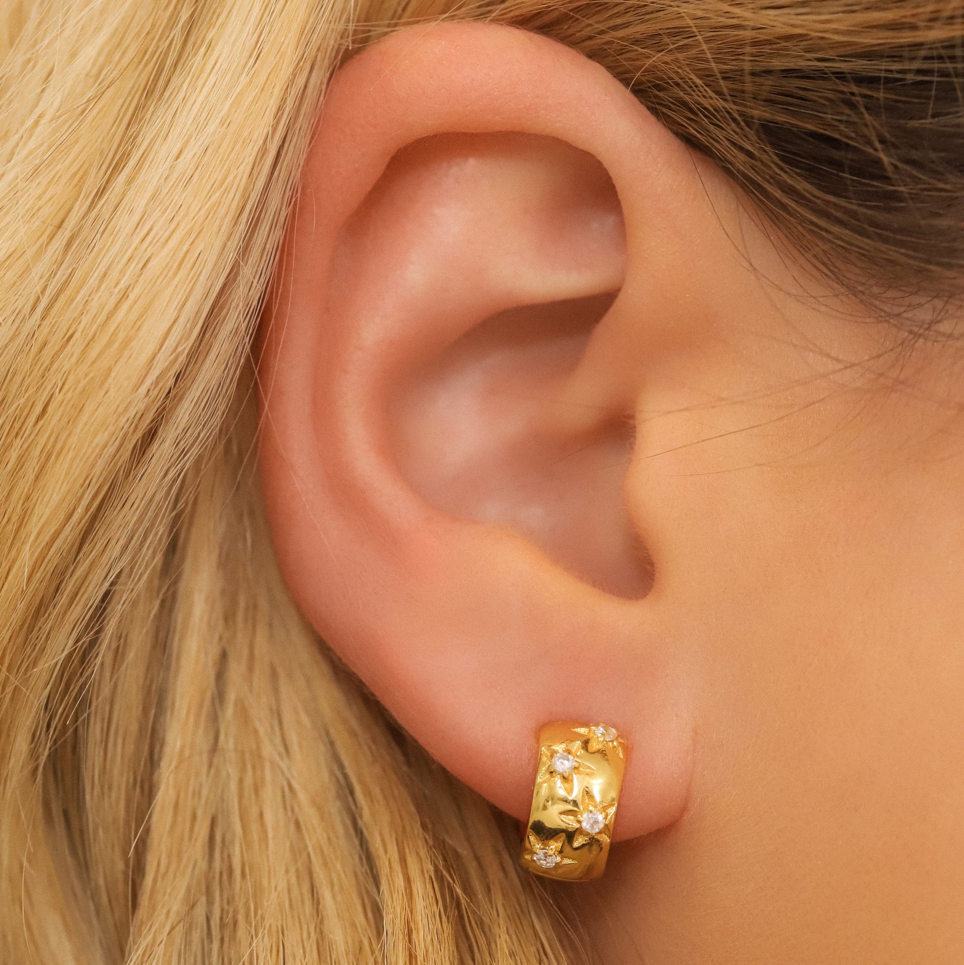 Thea Chunky Star Huggie Earrings - Gold Plated