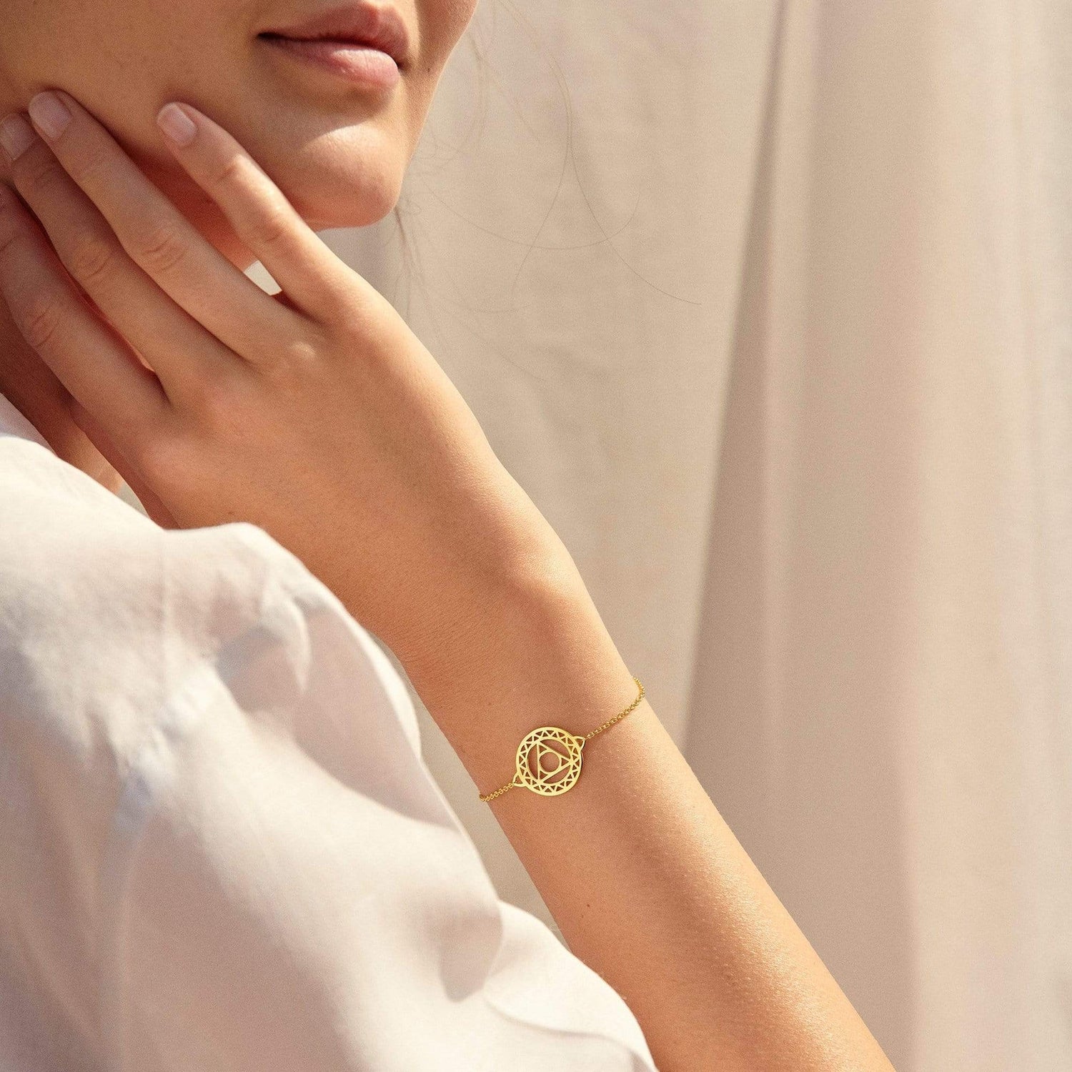 throat-chakra-chain-bracelet-18ct-gold-plated-daisy-london